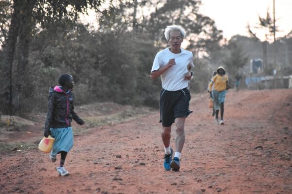 Kenyans running to school