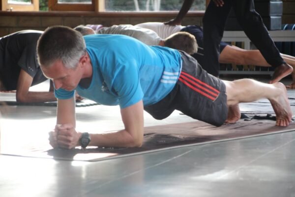 Coach Hugo demonstrating core exercises for runners